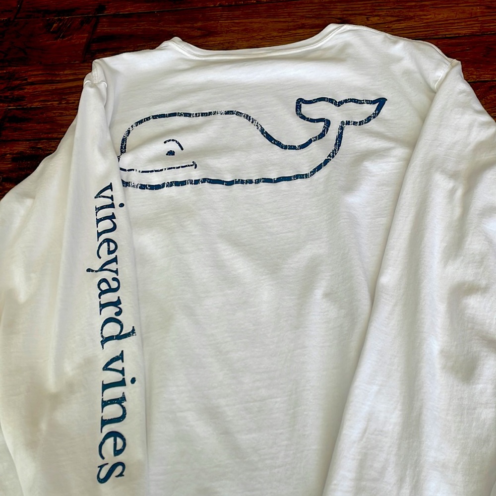 Classic Vineyard Vines whale long sleeve tee. Medium
